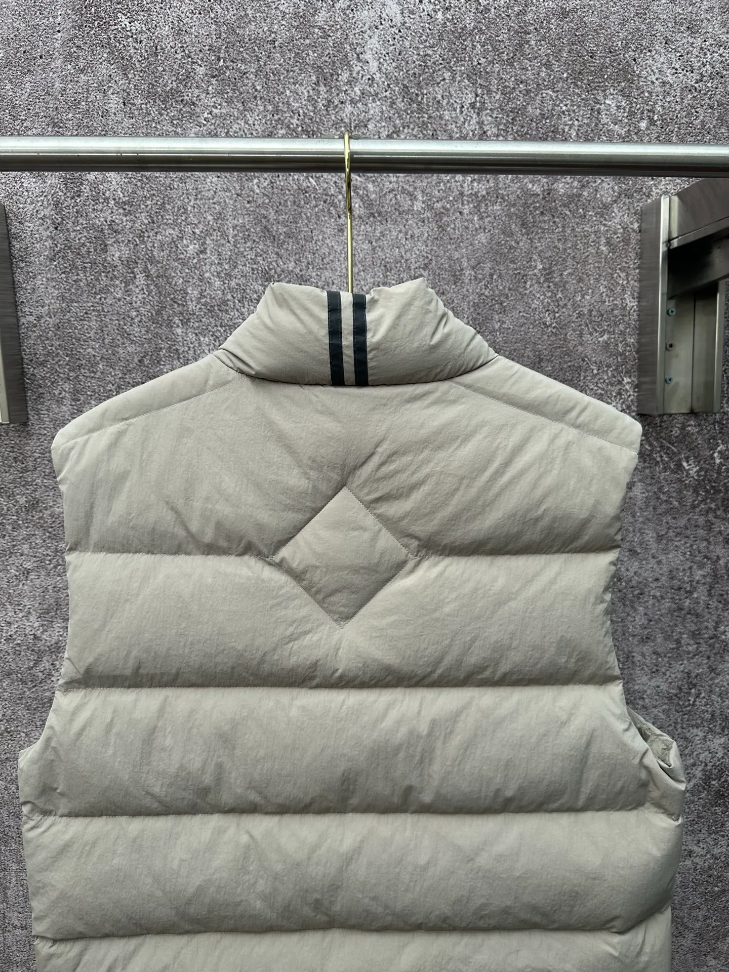P720 Canada Goose Badge Down Vest Fabric selection: The use of high-quality protective nylon fabric not only enhances the wear resistance of the surface, but also takes into account wind resistance, ensuring excellent performance in various harsh weather conditions.  90 national standard high-quality white duck down: selected high-loft down, weighing 160g, light and warm, with excellent temperature locking performance and good resilience.  Three-dimensional quilting process: Precision thread reinforcement to prevent velvet drilling and ensure that the fluffy and resilient elasticity lasts as new.  Details: The ribbon is woven with polyester as the base, and the brand letters are decorated on the ribbon through high-precision computer embroidery. The edges of the pattern are clear, the stitches are fine and even, and multiple layers of embroidery thread are stacked to enhance the three-dimensional effect. Accessories: One-to-one customized logo, one-to-one customized zipper puller, one-to-one customized three-label SIZE: S M L XL